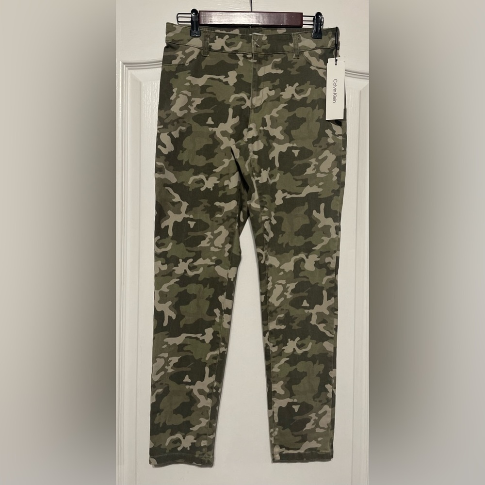 Calvin Klein women’s camo pants Size 6 NWT